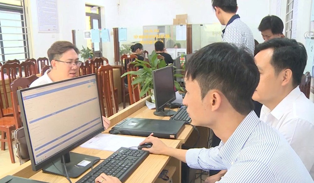 Ngày cuối tuần, nhiều cán bộ, công chức xã Hát Môn mới vẫn làm việc, chuẩn bị cho ngày 1-7, ngày đầu tiên các xã mới đi vào hoạt động. Ảnh: Thanh Thủy
