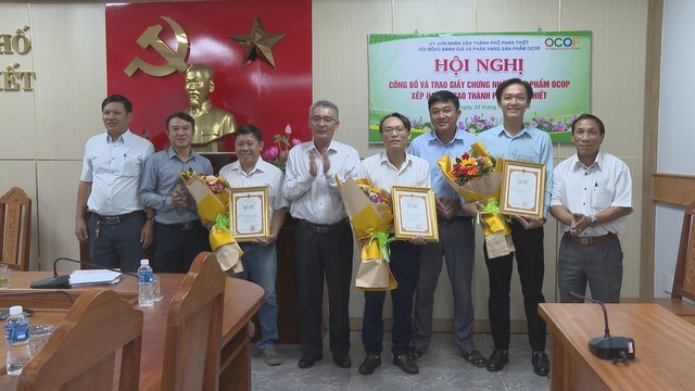 Ông Lê Văn Chơn, Phó Chủ tịch UBND Tp.Phan Thiết trao giấy chứng nhận cho các chủ thể có sản phẩm OCOP xếp hạng 3 sao trên địa bàn thành phố.