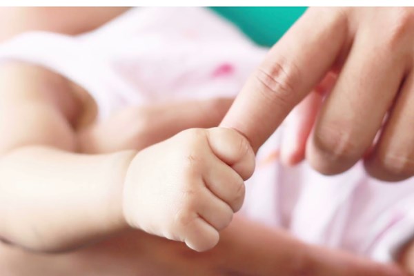 Cấp cứu thành công bé gái 3 tháng tuổi bị người thân xâm hại (Ảnh minh họa).