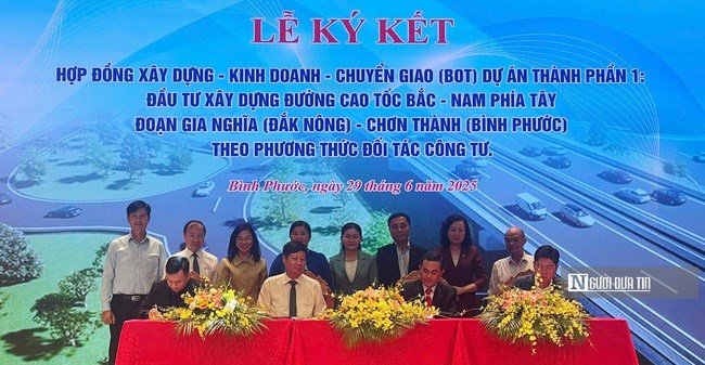UBND tỉnh Bình Phước và các đơn vị thực hiện ký kết đầu tư dự án tuyến cao tốc Bắc - Nam phía Tây.