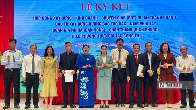 Lãnh đạo tỉnh chụp hình lưu niệm với các bên ký kết.