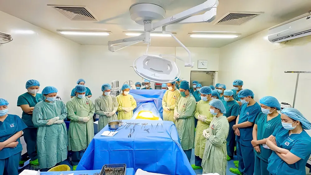 Các y bác sĩ thực hiện lễ tri ân người hiến tạng