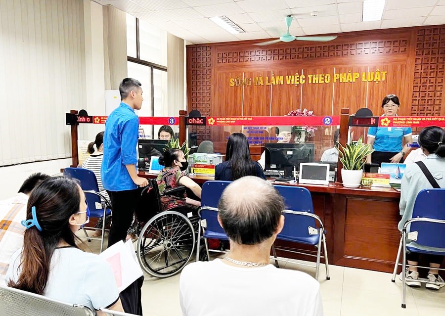 Phường Lĩnh Nam (mới) quan tâm hỗ trợ công dân giải quyết thủ tục hành chính. Ảnh: Phong Thu