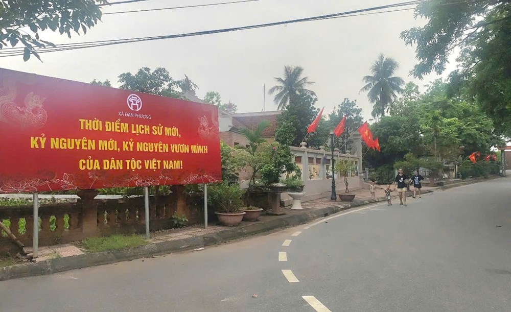 Khắp các ngả đường của xã Đan phượng mới đã được trang hoàng cờ, pano rực rỡ, tạo không khí trang trọng, phấn khởi, sẵn sàng cho sự kiện lớn của địa phương. Ảnh: Nguyễn Bền