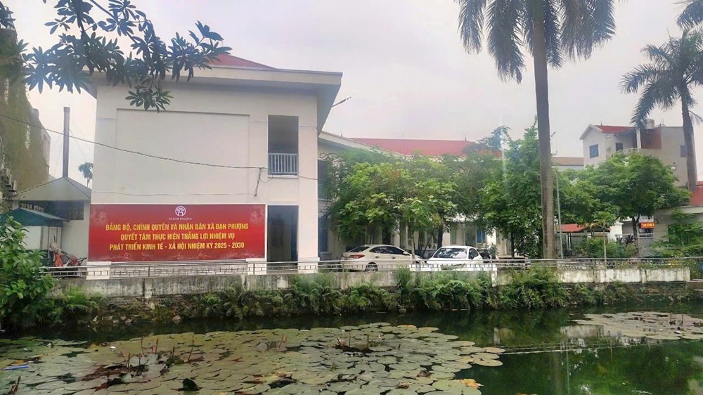 Những tấm pano lớn được gắn ở nhiều nơi trên địa bàn xã, tạo không khí trang trọng, phấn khởi, sẵn sàng cho sự kiện lớn của địa phương. Ảnh: Nguyễn Bền