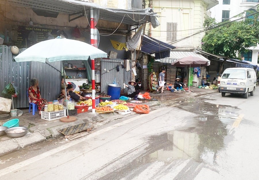 Chợ tự phát họp trên phố Thanh Báo, phường Kim Mã (quận Ba Đình) gây ô nhiễm môi trường.