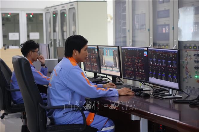 Phòng điều khiển hệ thống trung tâm của Nhà máy điện mặt trời Solar Park của Công ty TNHH Hoàn Cầu Long An tại xã Bình Hòa Nam, huyện Đức Huệ. Ảnh: Minh Hưng/TTXVN