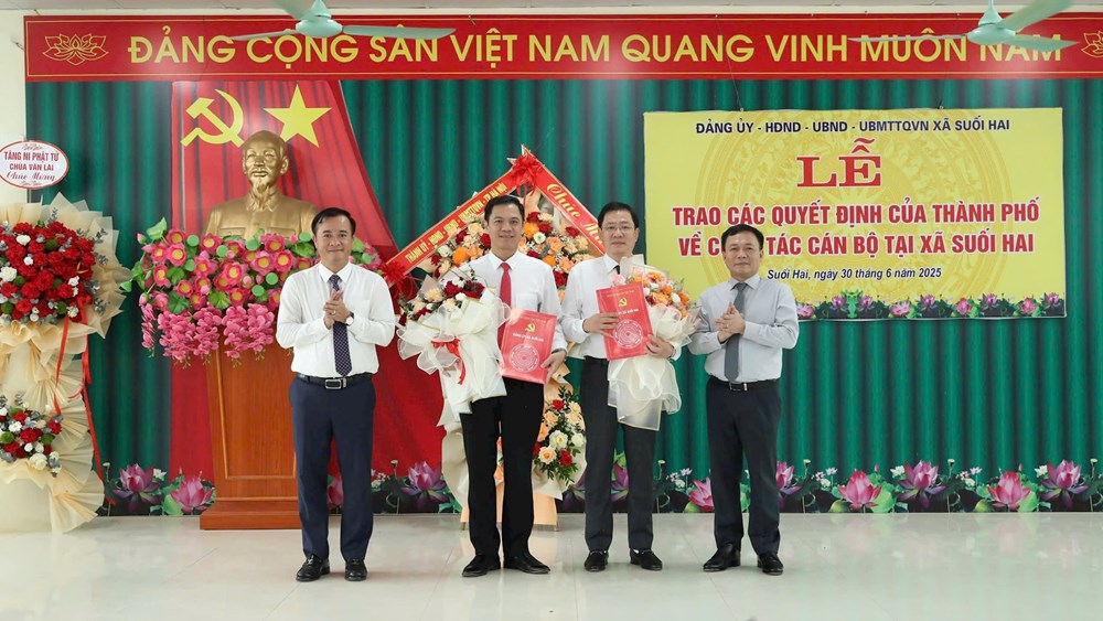 Lãnh đạo Đảng ủy xã Suối Hai chúc mừng lãnh đạo UBND xã Suối Hai. Ảnh: Thu Duyên