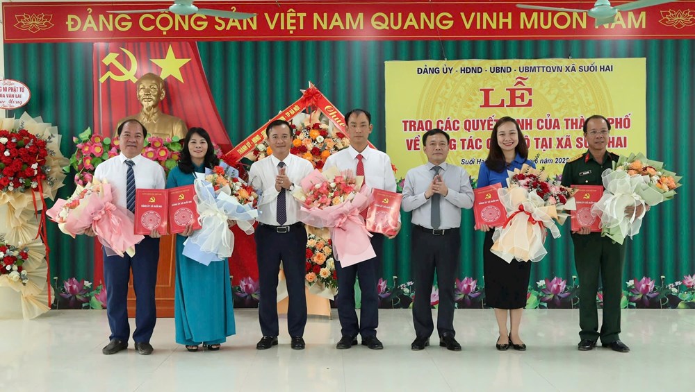 Lãnh đạo xã Suối Hai trao Quyết định, tặng hoa chúc mừng cán bộ Mặt trận Tổ quốc xã Suối Hai. Ảnh: Thu Duyên
