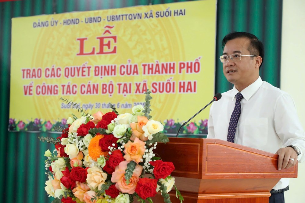 Bí thư Đảng ủy, Chủ tịch HĐND xã Suối Hai Đỗ Mạnh Hưng phát biểu. Ảnh: Thu Duyên