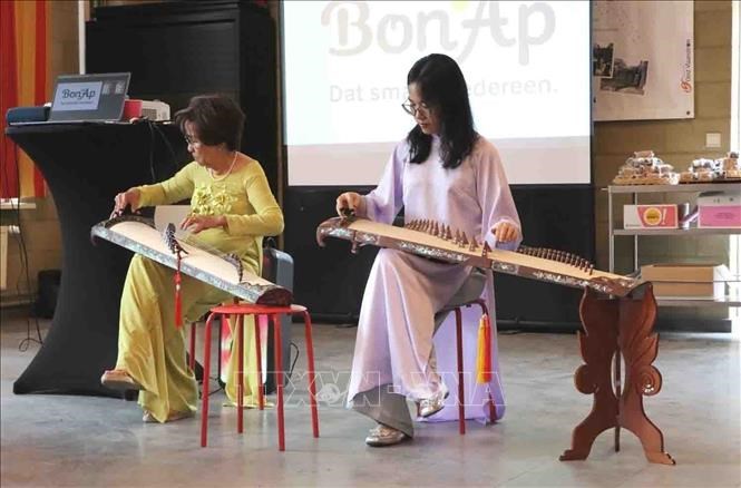 Biểu diễn đàn tranh tại sự kiện.