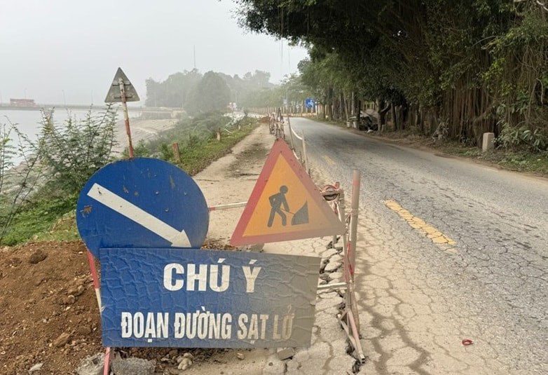 Sở Xây dựng tổ chức giao thông tại chỗ và phân luồng từ xa trên đường 414, huyện Ba Vì phục vụ thi công cầu Bài Văn. Ảnh minh hoạ