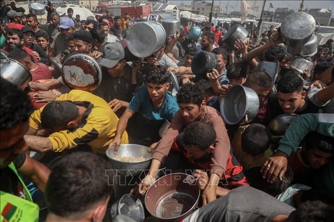 Người dân nhận thực phẩm cứu trợ tại Gaza. Ảnh: THX/TTXVN