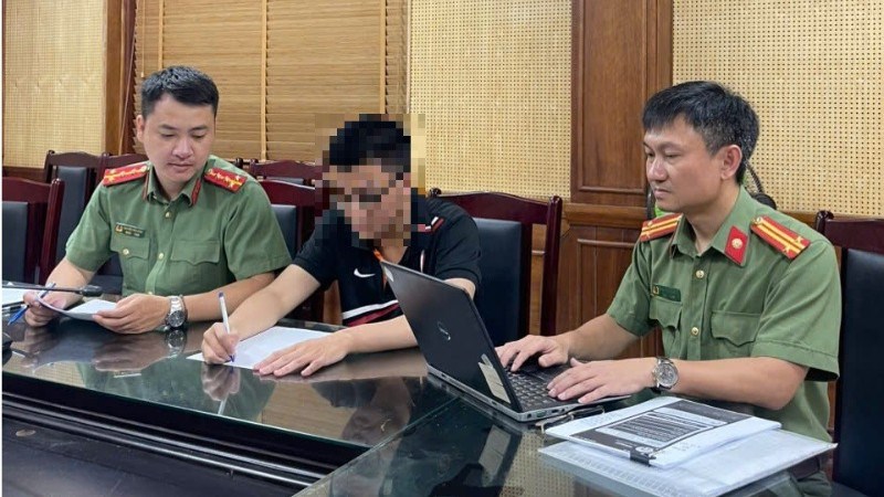 Cơ quan Công an làm việc với thí sinh vi phạm.