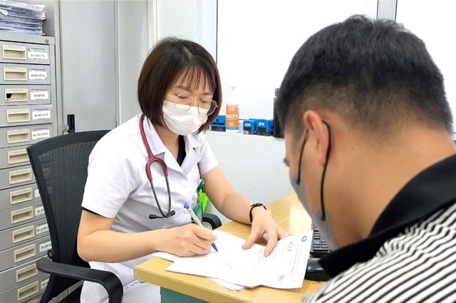 Bác sĩ thăm khám cho bệnh nhân (Ảnh: BVCC).