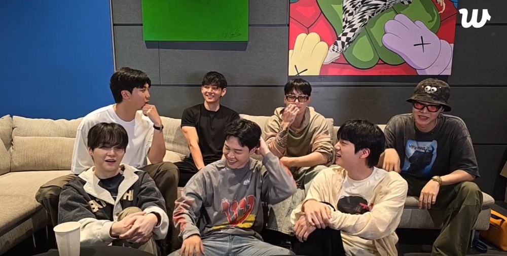 Buổi phát sóng trực tiếp trên nền tảng Weverse. (Nguồn: BTS/ Weverse)