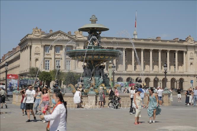 Trời nắng gay gắt tại Paris, Pháp ngày 21.6.2025. Ảnh: AA/TTXVN