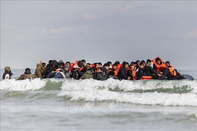 Người di cư nỗ lực băng qua Eo biển Manche từ Gravelines, Pháp để sang Anh ngày\n26.4.2024. Ảnh: Getty Images/TTXVN