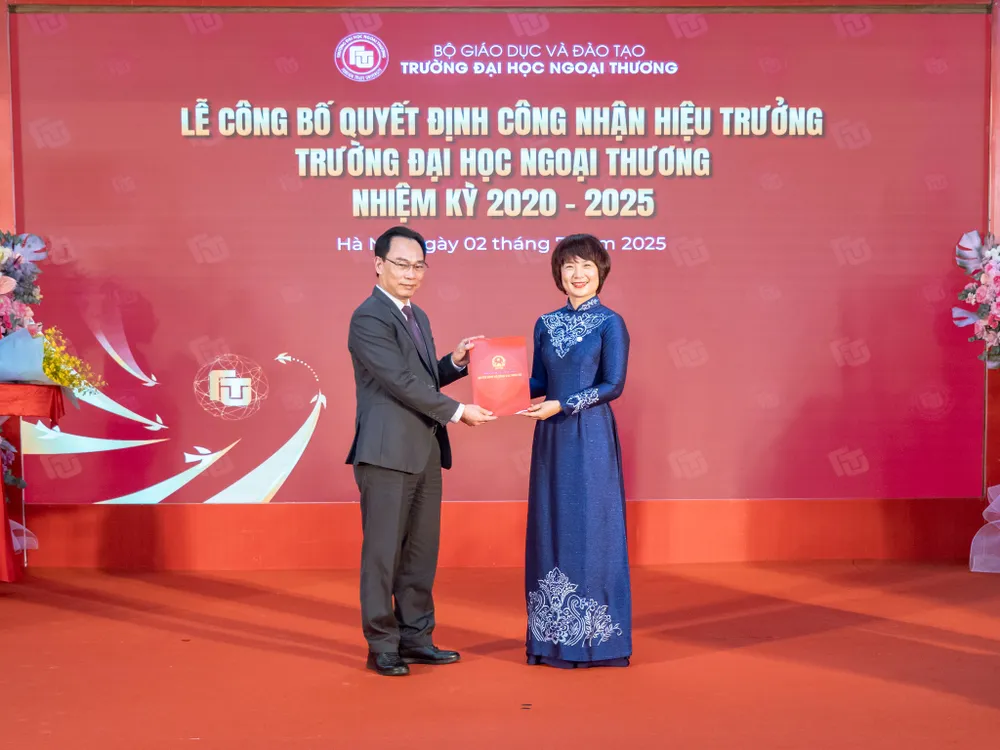 Thứ trưởng Bộ GD-ĐT Hoàng Minh Sơn trao quyết định cho PGS-TS Phạm Thu Hương