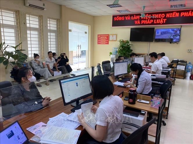 Cán bộ Trung tâm phục vụ hành chính công phường Mỹ Hào (tỉnh Hưng Yên) thực hiện<br/>thủ tục hành chính cho người dân trong ngày đầu thực hiện mô hình chính quyền<br/>địa phương 2 cấp. Ảnh minh họa: Mạnh Khánh/TTXVN