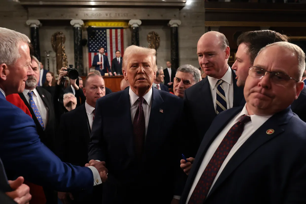 Tổng thống Donald Trump gặp các nghị sĩ Mỹ sau khi phát biểu tại phiên họp chung của Quốc hội tại Điện Capitol vào ngày 04.03.2025 ở Washington, DC. Ảnh: Getty Images