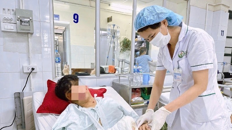 Điều trị tai nạn pháo nổ tại Bệnh viện Việt Đức. (Ảnh: Bệnh viện Việt Đức)