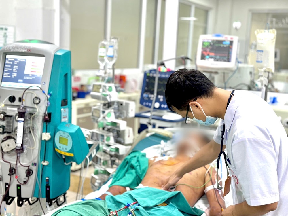 Nam thanh niên nguy kịch vì nghi nhiễm liên cầu lợn do ăn tiết canh (Ảnh: BVCC).