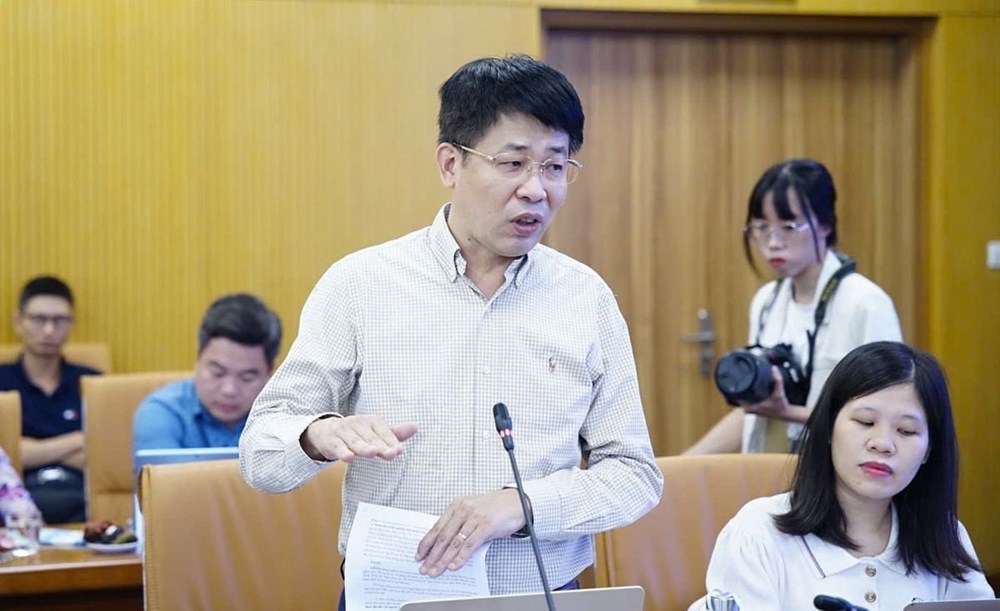 Phó Cục trưởng Cục quản lý đất đai (Bộ Nông nghiệp và Môi trường) Mai Văn Phấn trao đổi về bảng giá đất của các địa phương. Ảnh: Linh Linh