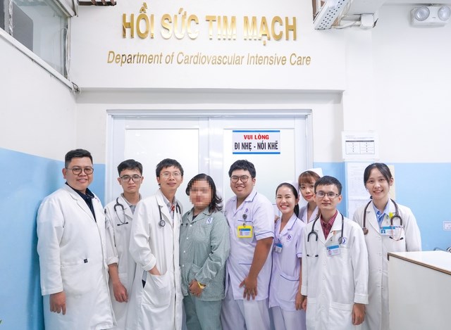 Các y, bác sĩ, nhân viên Bệnh viện Nhân dân Gia Định trong ê kíp cấp cứu cho bệnh nhân. (Ảnh: BVCC).