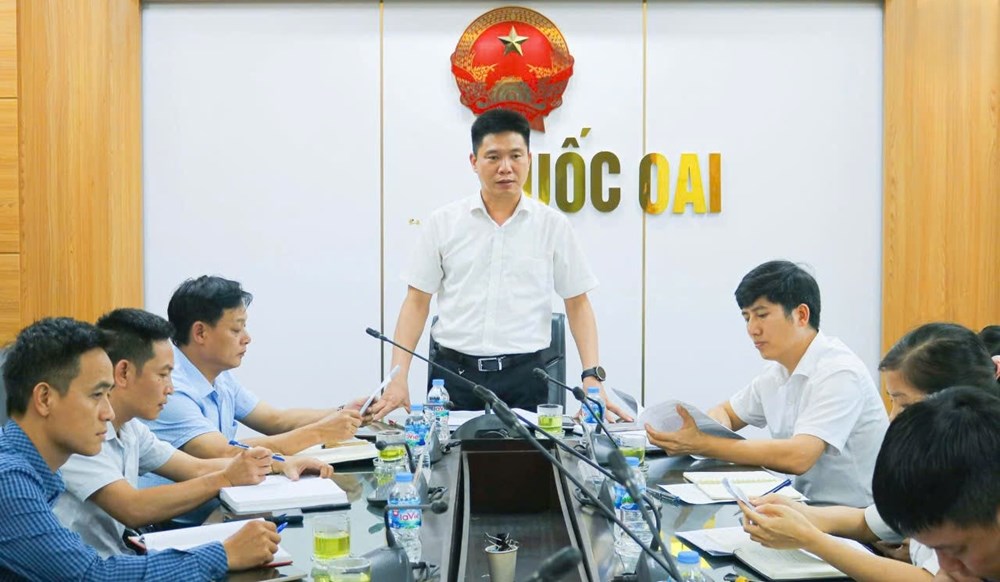 Phó Chủ tịch UBND xã Quốc Oai Nguyễn Hữu Sơn yêu cầu xử lý nghiêm vi phạm đất đai, trật tự xây dựng. Ảnh: Bích Liên