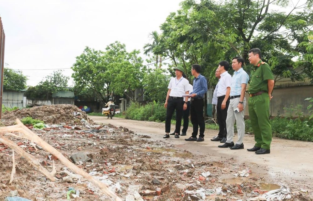 Lãnh đạo xã Quốc Oai kiểm tra thực địa tại khu vực xứ đồng Sen (xã Thạch Thán cũ). Ảnh: Bích Liên