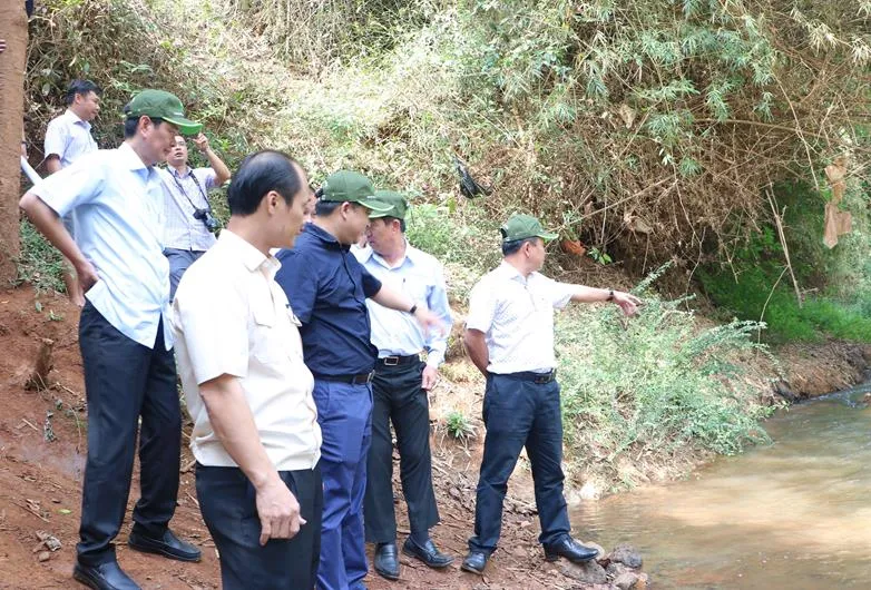Đoàn công tác của UBND tỉnh Đồng Nai khảo sát thực tế khu vực khôi phục cầu Mã Đà để mở đường kết nối Đồng Nai và Bình Phước, ngày 13.3.2025