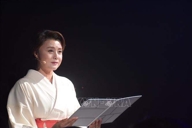 Nữ diễn viên Fujiwara Norika đọc thông điệp về sự đoàn kết và sức mạnh của con người. Ảnh: Nguyễn Tuyến/Pv TTXVN tại Nhật Bản