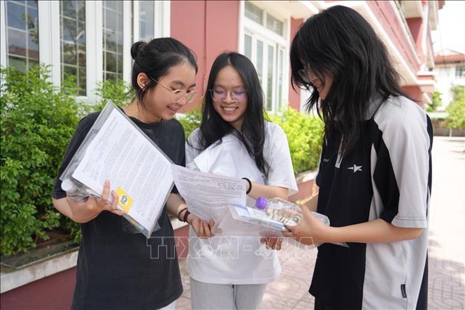 Thí sinh trao đổi sau khi hoàn thành môn thi đầu tiên Ngữ văn, Kỳ thi tốt nghiệp THPT năm 2025. Ảnh: Bích Huệ/ TTXVN