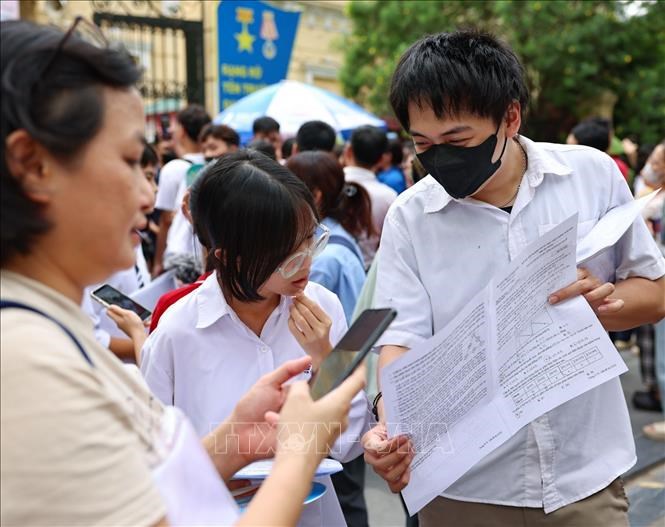 Thí sinh trao đổi về bài làm sau khi thi xong môn Toán. Ảnh: Thanh Tùng / TTXVN