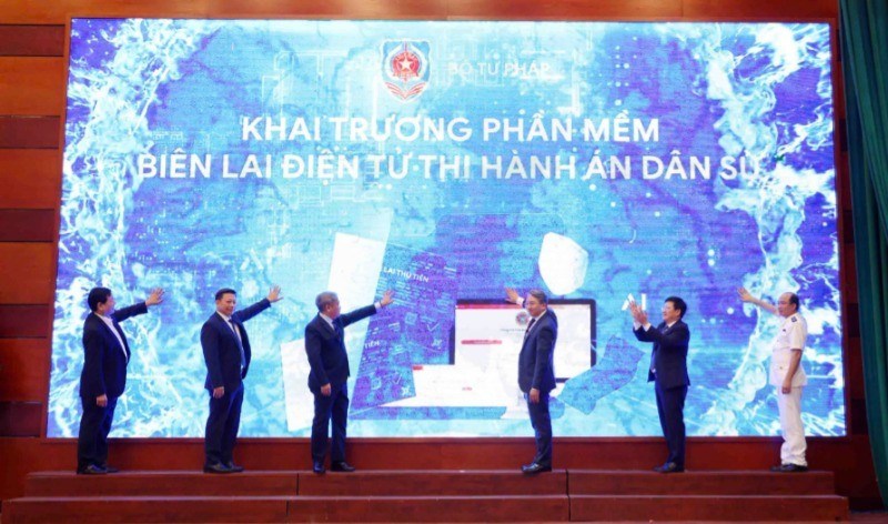 Chính thức bấm nút khai trương phần mềm Hệ thống Biên lai điện tử ứng dụng trong thi hành án dân sự.