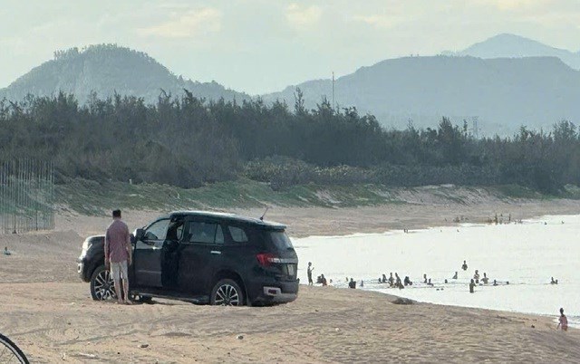 Chiếc xe ô tô chạy xuống biển, sau đó bị lún.