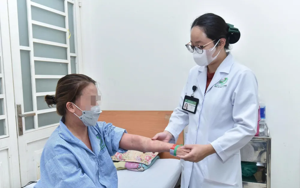 ThS-BS Danh Bảo Khánh, Khoa Da liễu - Dị ứng, Bệnh viện Quân y 175 đang thăm khám cho người bệnh