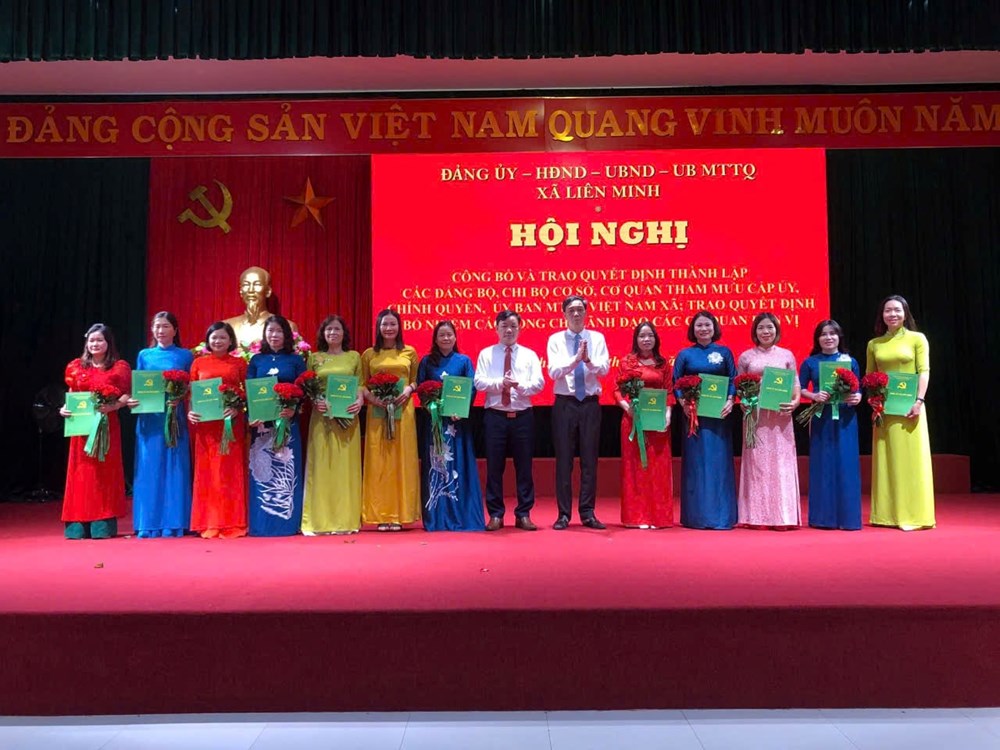Các đồng chí lãnh đạo xã Liên Minh trao quyết định về công tác cán bộ. Ảnh: Đào Thắm.