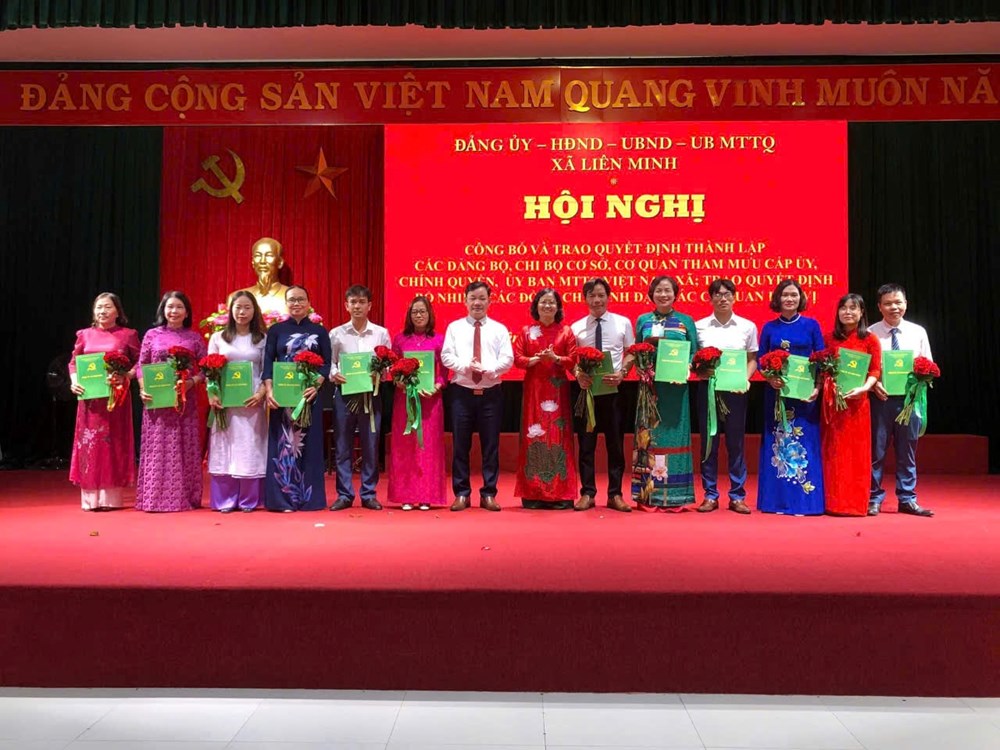 Các đồng chí lãnh đạo xã Liên Minh trao quyết định về công tác cán bộ. Ảnh: Đào Thắm