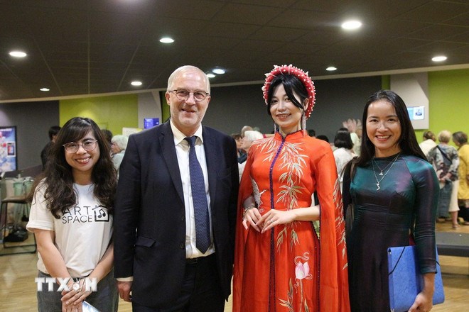 Thị trưởng thành phố Lorient (đứng thứ 2, từ trái sang) chụp ảnh cùng ban tổ chức và khách mời. (Ảnh: TTXVN phát)