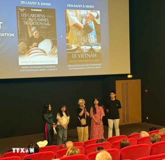 Đại diện đoàn làm phim giao lưu cùng khán giả tại rạp chiếu Cinéville, thành phố Lorient. (Ảnh: TTXVN phát)