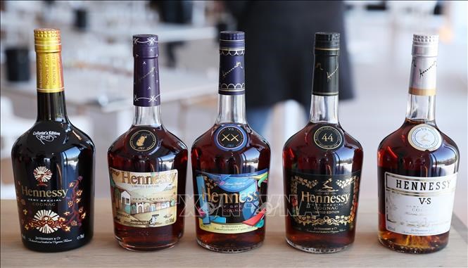 Rượu cognac Hennessy được trưng bày tại Cognac, Pháp. Ảnh: THX/TTXVN