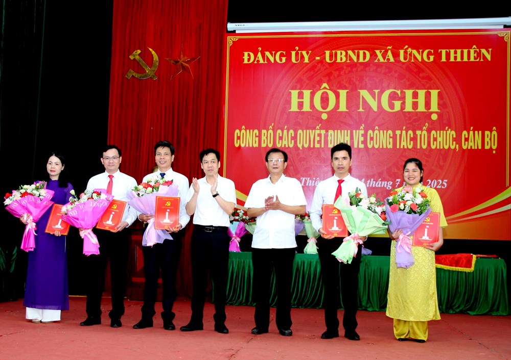 Các đồng chí Thường trực Đảng ủy xã Ứng Thiên trao Quyết định cho lãnh đạo Ban xây dựng Đảng, Uỷ ban Kiểm tra và Văn phòng Đảng ủy. Ảnh: Sơn Tùng