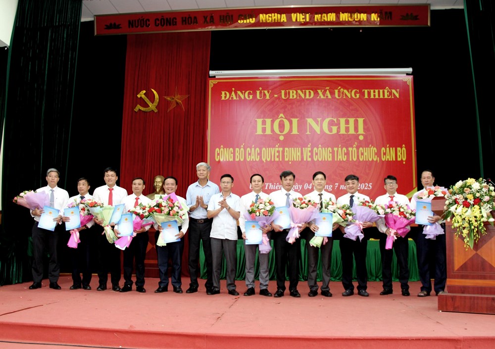 Các đồng chí lãnh đạo UBND xã trao quyết định cho cán bộ. Ảnh: Sơn Tùng