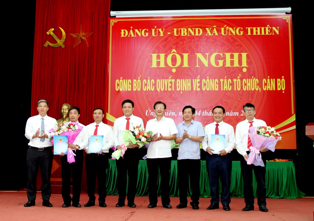 Lãnh đạo xã chúc mừng cán bộ, công chức, viên chức, người lao động các đơn vị sự nghiệp thuộc UBND xã. Ảnh: Sơn Tùng
