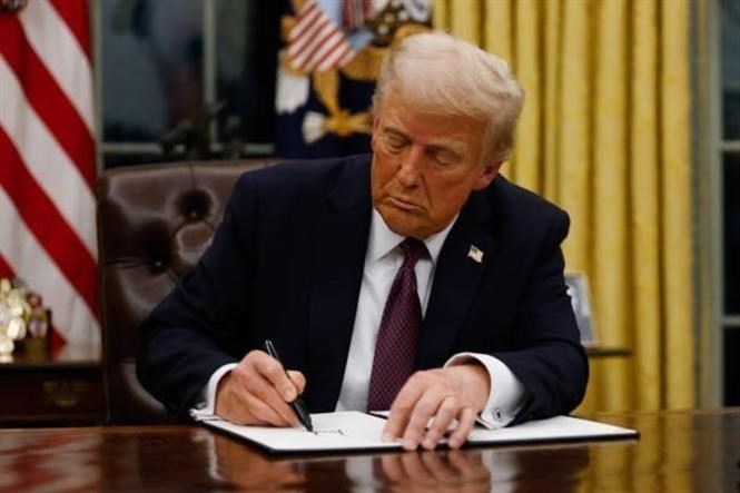 Tổng thống Mỹ Donald Trump ký sắc lệnh tại Nhà Trắng. Ảnh tư liệu: Getty Images/TTXVN