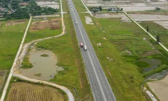 Trong khi đó, trạm dừng nghỉ tại xã Đức Quang hiện vẫn chỉ là bãi đất trống. Ảnh Thiện Quyền.