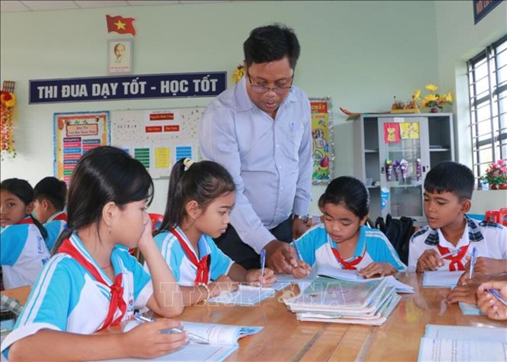 Trẻ em dân tộc Khmer được đến trường học tập theo chương trình giáo dục mới. Ảnh: TTXVN