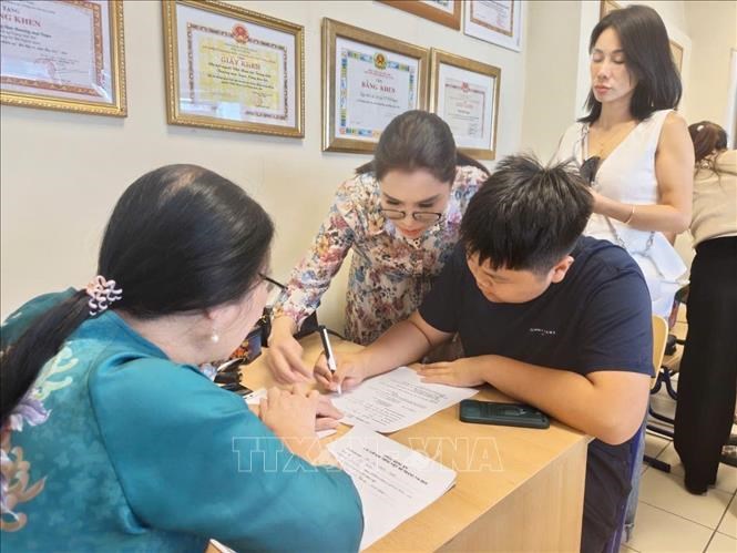 Cô giáo Lê Hồng Nhung đang hướng dẫn học sinh tập viết tiếng Việt.